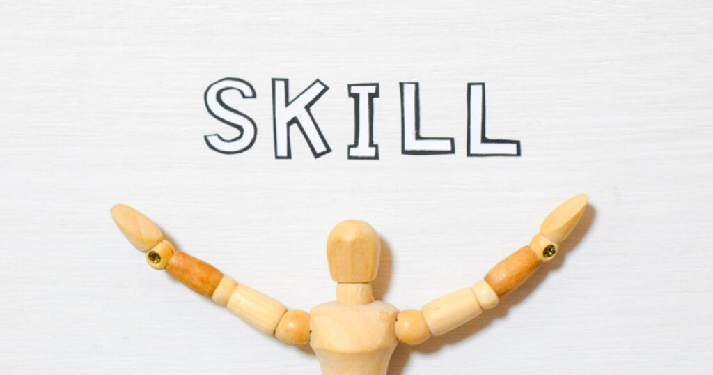 SKILLの文字と木の人形